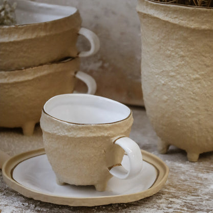 Nosse Ubuntu Saucer and cup set on rustic table – Aura Gold ceramics