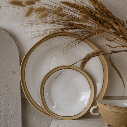 Nosse Ubuntu Dessert Plate with other collection pieces – Aura Gold tableware set