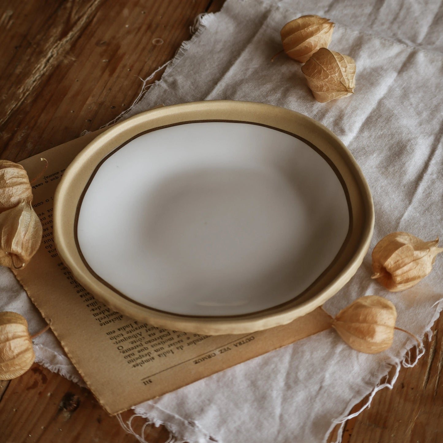 Nosse Ubuntu Plate styled on rustic table with dried flowers – Aura Gold collection